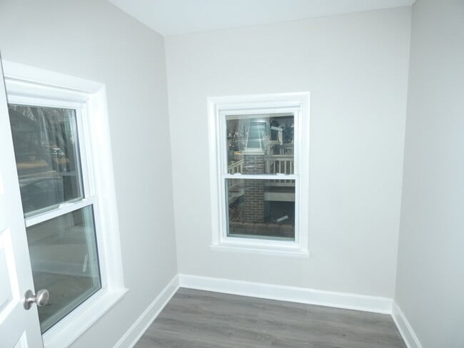Building Photo - Hot Area-All redone-North Kansas City Home