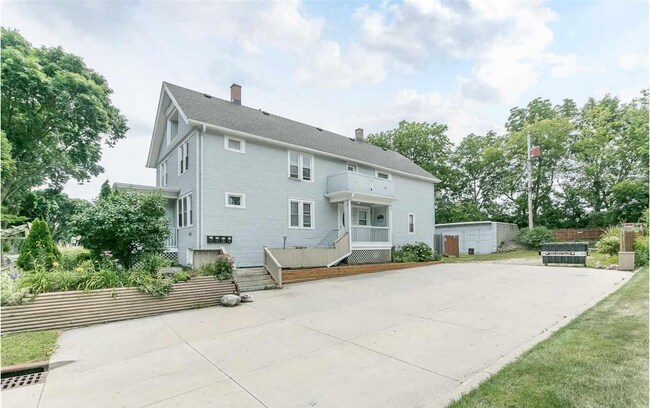 Building Photo - 8831 W Maple St