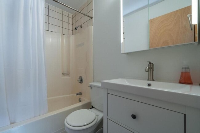 Building Photo - 2822 W Walnut St #16