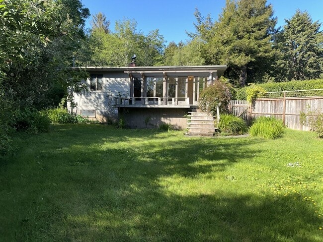 Building Photo - 2000+ sf home is in a great location, pet ...