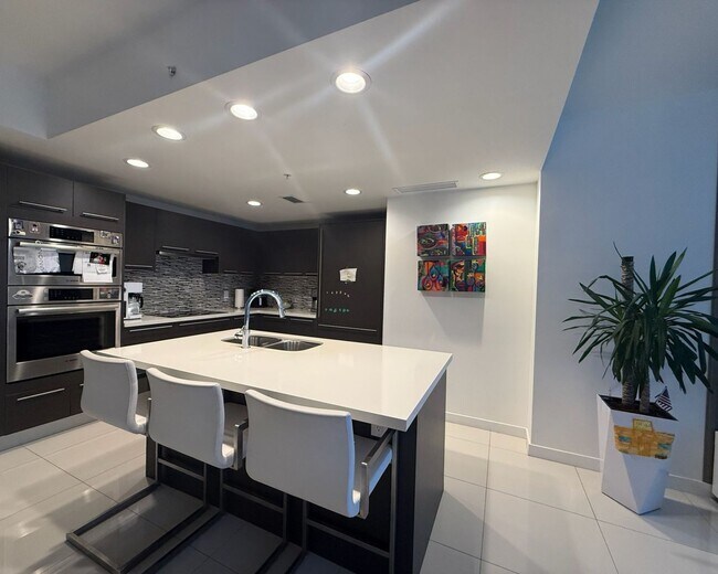 Building Photo - 2 BED/2 BATH UNIT 1-503