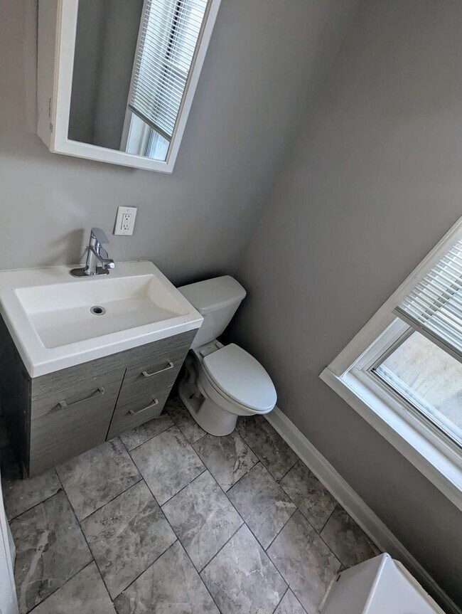 Building Photo - Large Carroll Park Home 3br/1.5ba w/ Washe...