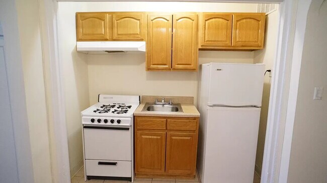 Building Photo - Charming 1-Bedroom Sponsor Unit in Kingsbr...
