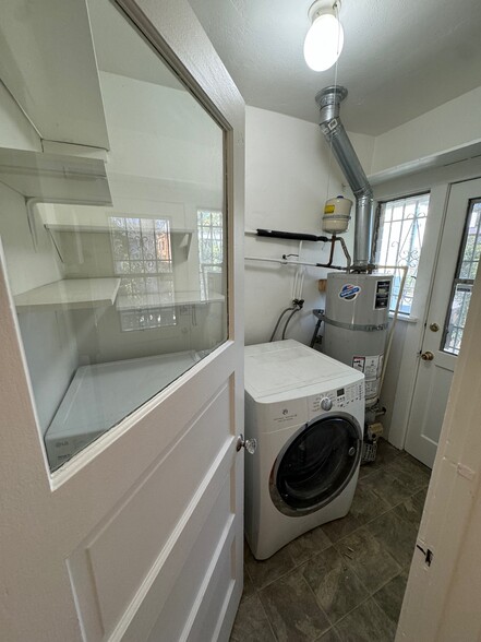 Laundry room - 718 N Hoover St