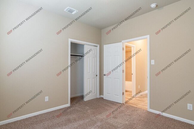 Building Photo - 2425 Bellmont