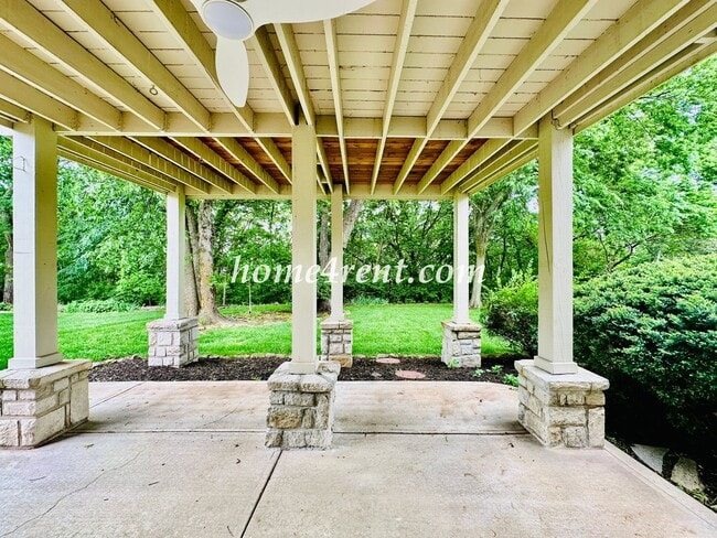 Building Photo - Exceptional 1.5 Story Home in the Prestigious Loch Lloyd Community!