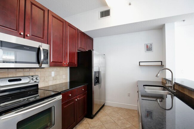 Building Photo - Modern 1/1 Condo in the Heart of Orlando –...