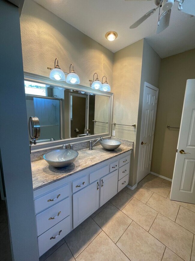 Building Photo - Unfurnished, Long Term Rental in Sun City!