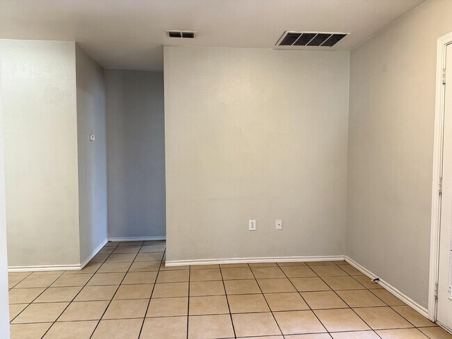 Building Photo - 304 N Brentwood Ave