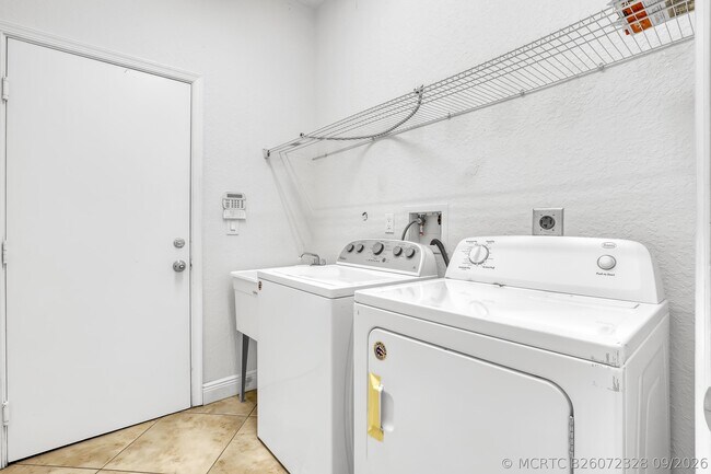Building Photo - 10585 Cocobolo Way