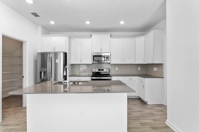 Building Photo - Modern Open-Concept Home with Designer Finishes and Community Amenities.