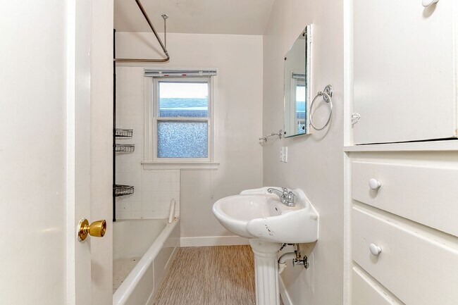Building Photo - Coveted Northend Location! Spacious 5 bedr...