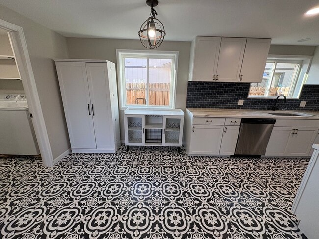 Building Photo - Beautiful 4 Bed 3 Bath Home!!!