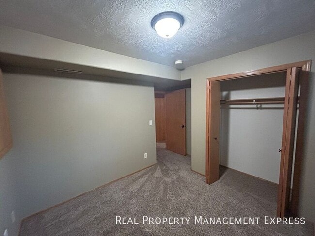 Building Photo - 4 Bedroom 2 Bathroom in SW Sioux Falls