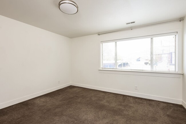 Building Photo - 3 Bedroom/1.5 Bathroom Condo in Provo