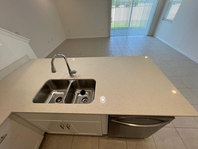 Building Photo - 1230 Wycliffe Wy