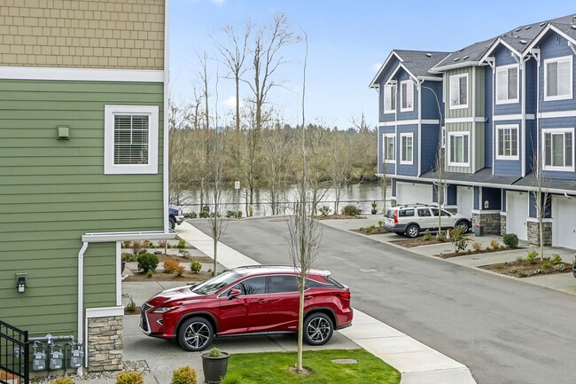 Building Photo - Very nice townhouse with modern finishes