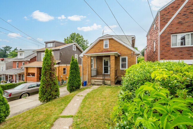 Building Photo - Stunning 3 bedroom home in Carrick available May 15!