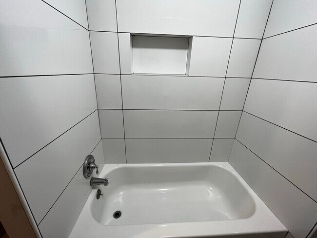 Building Photo - For Lease | 3 Bed, 2 Bath | 1,446 Sq Ft | ...