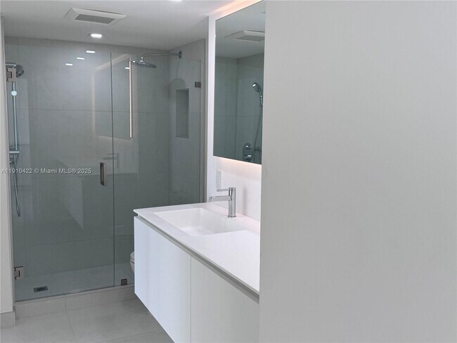 Building Photo - 3625 N Country Club Dr