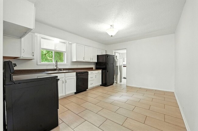 Building Photo - NEW LISTING! 3 BED/2 BATH HOUSE!