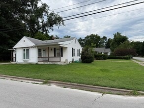 Building Photo - Charming 2 bedroom 1 bath home on large corner lot in desirable part of Springfield