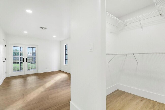 Building Photo - 1009 Alamanda Dr