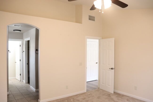 Building Photo - Three bedroom home in Canyon de Flores