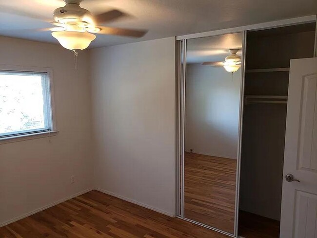 Building Photo - This 3 bed 2 bath house is located close t...