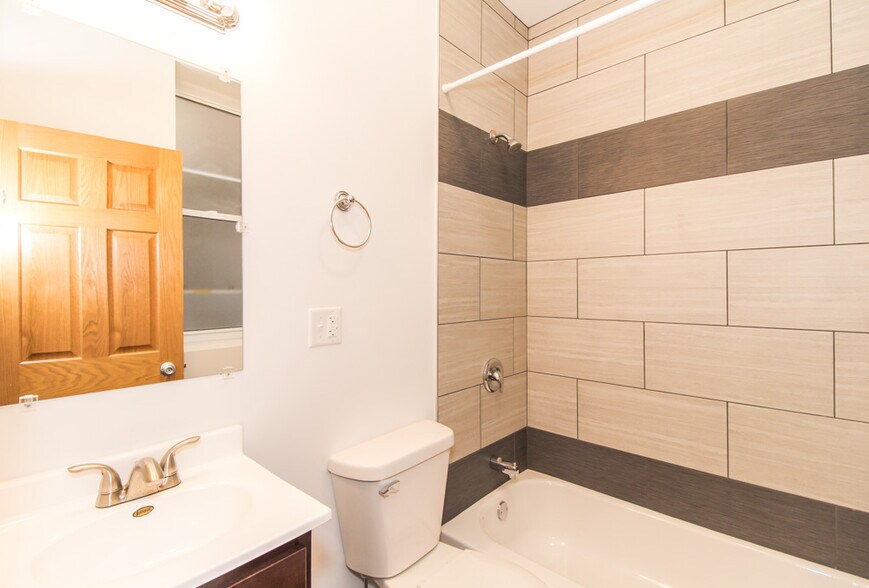 Building Photo - 1704 W Sunnyside Ave