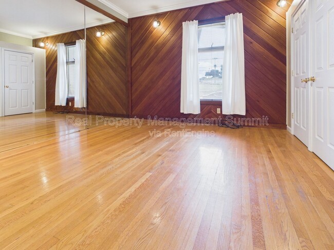 Building Photo - 402 N Market St