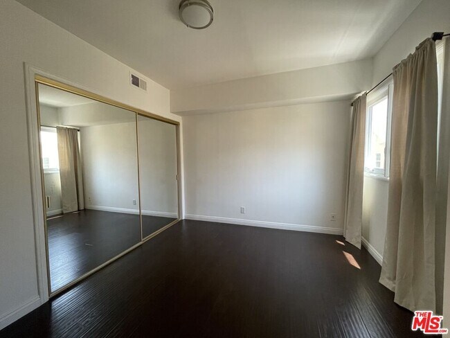 Building Photo - 431 N Doheny Dr