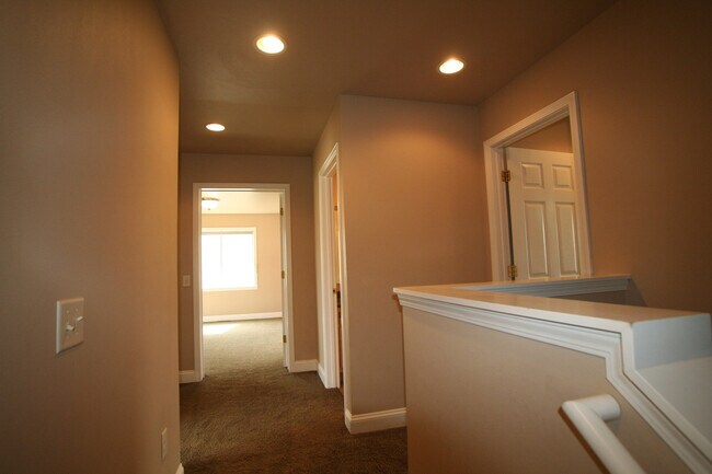 Building Photo - Matheson Way Townhouse