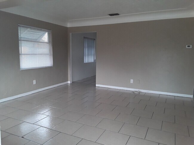 Building Photo - Three Bedroom One Bathroom House near Gulfport area.