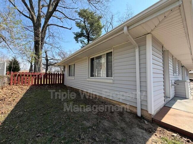 Building Photo - 404 Fee Fee Hills Dr