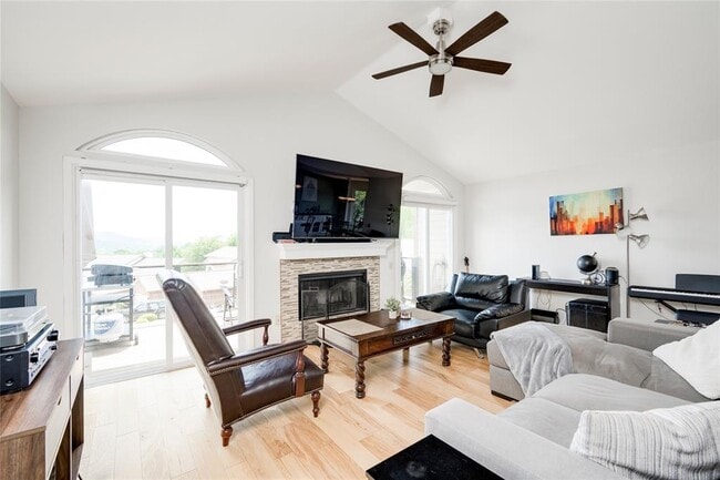 Building Photo - 6621 Mesa Hollow Dr