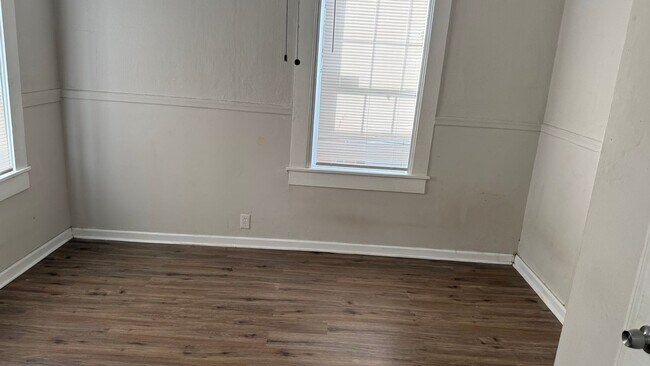 Building Photo - MOVE IN SPECIAL: $650 OFF 1ST MONTH'S RENT!**