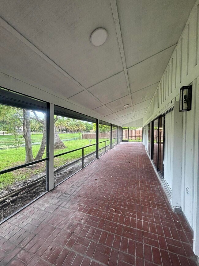 Building Photo - 1182 Raintree Ln