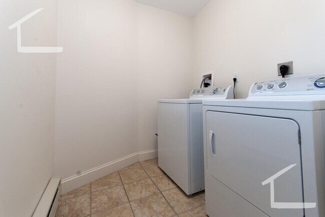 Building Photo - 35 Bentley St