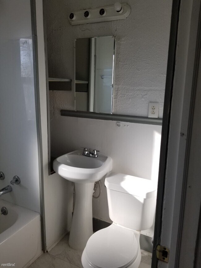 Building Photo - 2 br, 1 bath Duplex - 3777 Elmhurst St