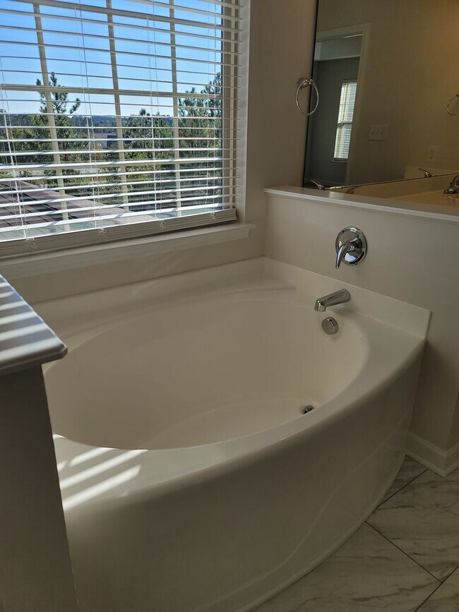 Building Photo - Immaculate 4 Bedroom, 3.5 Bath Home Located in Established Neighborhood. Minutes from Fort Bragg!