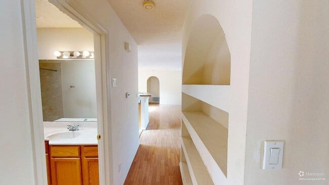 Building Photo - Centrally located 3 bed 3 bath home.