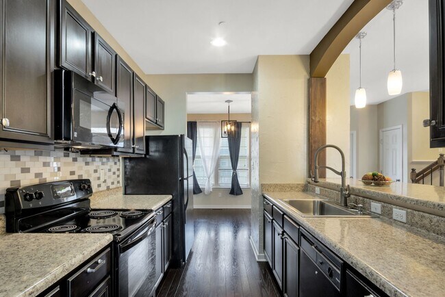 Building Photo - Spacious 3 Bedroom 3.5 Bathroom Townhome in Newport News