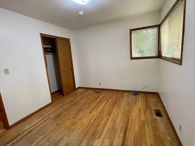 Building Photo - Charming 3 Bedroom 2 Bath Home with Large ...