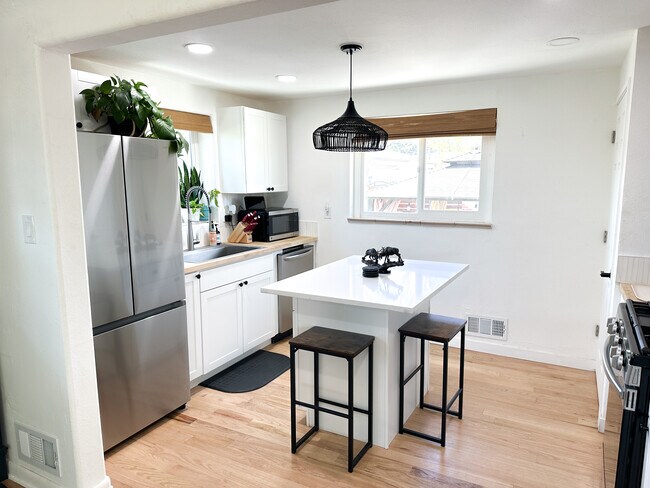 Kitchen - 525 Perry St