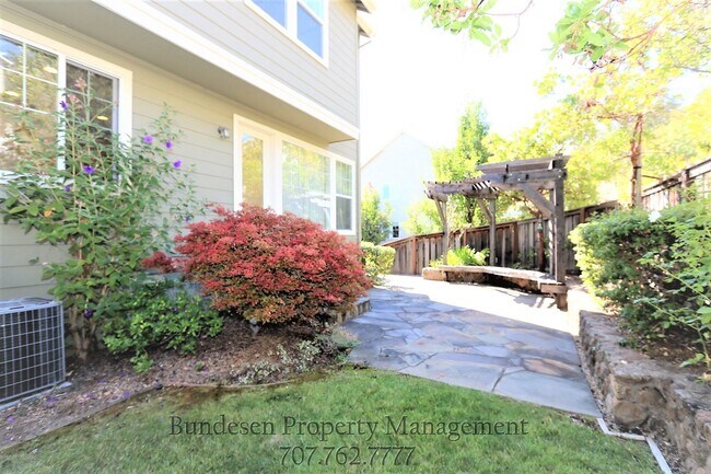 Building Photo - 18 Rowe Ranch Dr