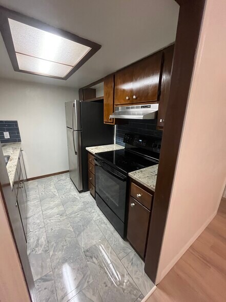 Building Photo - 919 W Tyler Ave