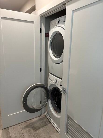 Building Photo - 2556 University Pl NW