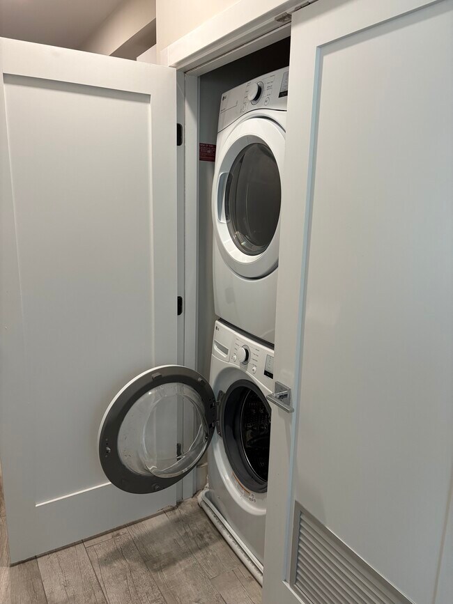 Building Photo - 2556 University Pl NW