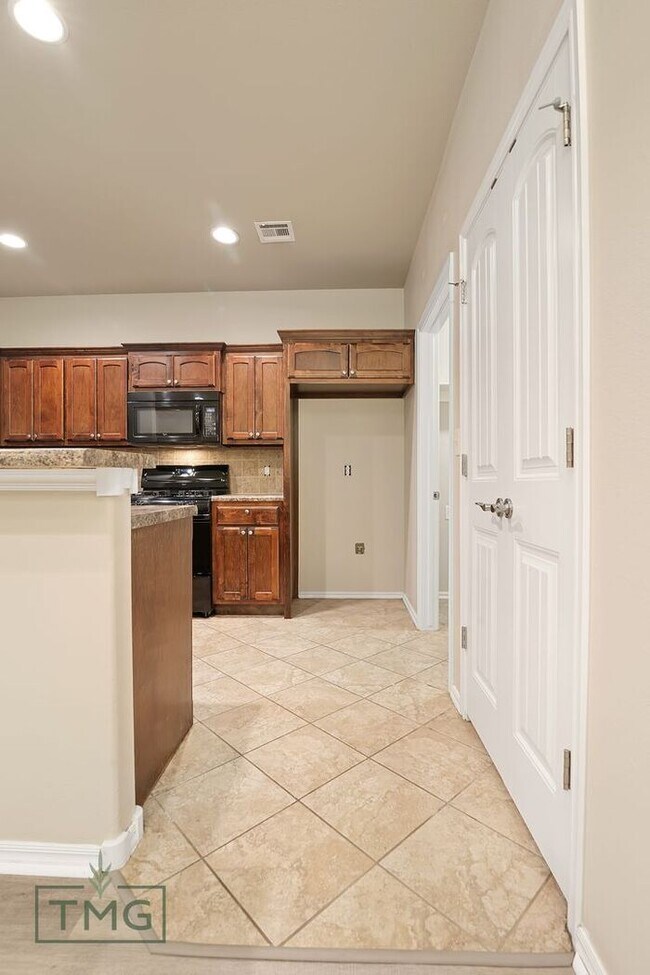 Building Photo - Luxury Gated Patio Home | 2 Bed, 2 Bath | Owasso, OK | Lawn Care Included